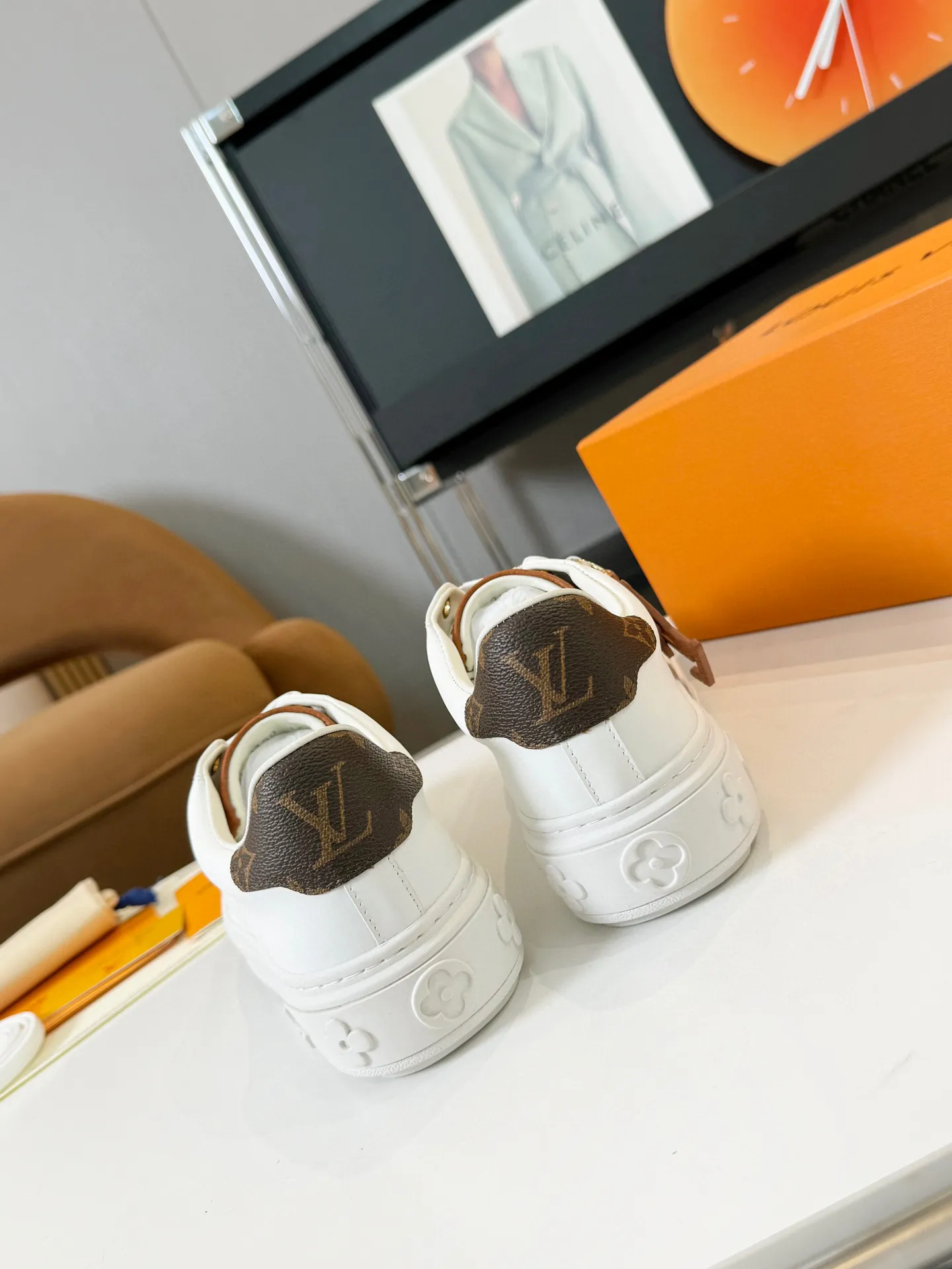 Men's Men's Shoes 💰💰660 Women's LV [Beverly Hills Sports Shoes Series] This Beverly Hills sports shoes are made of grained cow leather with Damier pattern, echoing the current season's leather goods series. The thick rubber outsole is lightweight, and an embossed Louis Vuitton logo adds a branding touch. Padded insole and technical fabric lining enhance comfort.  Detailed Features ♛ Embossed grained cowhide leather ♛ Ultra-lightweight rubber outsole ♛ Louis Vuitton logo on tongue and outsole ♛ Size: 35-40